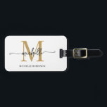 Elegantes, stylisches White Gold Monogram, Initial Gepäckanhänger<br><div class="desc">Girly Stylish Moderne elegante White and Gold Monogram Initial Name Script Custom Personalisierte Personalisiert Luggage Bag Tag. Dieses Design mit einem Vornamen in einer hübschen Hand Schwanz-Schriftart-Kalligraphie (oder Typografie) mit Monogramm Initial, Vollname, Adresse-Info in Gold und Schwarz auf weißem Hintergrund. Diese sind einfach zu anpassen. Stilvolles Frauengeschenk für Hochzeit, Brautparty,...</div>