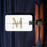 Elegantes, stylisches White Gold Monogram, Initial Gepäckanhänger<br><div class="desc">Girly Stylish Moderne elegante White and Gold Monogram Initial Name Script Custom Personalisierte Personalisiert Luggage Bag Tag. Dieses Design mit einem Vornamen in einer hübschen Hand Schwanz-Schriftart-Kalligraphie (oder Typografie) mit Monogramm-Initial, Adresse-Info in Gold und Schwarz auf weißem Hintergrund. Diese sind einfach zu anpassen. Stilvolles Frauengeschenk für Hochzeiten, süße 16 Geburtstage,...</div>
