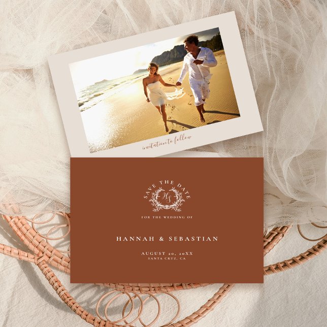 Elegantes Terracotta Monogram Wappen Wedding Foto Save The Date (Von Creator hochgeladen)