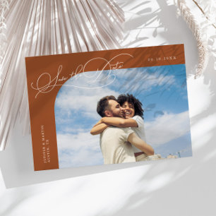 Elegantes Terrakotta-Bogenrahmen-Foto mit Schriftz Save The Date