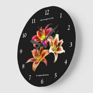 Elegantes Trio aus gelben und rosa Taglilien Blume Große Wanduhr