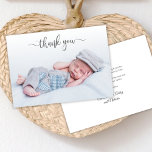Elegantes Typografie Neugeborenes Foto Vielen Dank Dankeskarte<br><div class="desc">Einfache moderne Elegant Calligraphy Script Foto Neuborn Baby Vielen Dank für Ihre Geburtsankündigung Karte. Enthält einen wunderschönen "Dankeschön"-Text in einem handgeschriebenen Kalligrafie-Schriftart-Skript in Grau. Vorgefertigte persönliche Nachricht auf der Rückseite in Schwarz/Weiß. Die Lage ist sehr gut, die Zimmer sind sauber und sauber. Ideal für kleine Mädchen oder kleine Jungen. Einfach...</div>