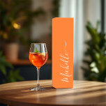 Elegantes Typografie-Orange-Brautparty Weinbox<br><div class="desc">Fügen Sie Ihrem Brautparty "Liebe at First Spritz" einen Farbspritzer und Stil mit dieser benutzerdefinierten Gefälligkeitsbox hinzu! Diese Box ist in einem fett orangefarbenen Schatten mit eleganten Namen gestaltet und eignet sich ideal für kleine Leckereien, Miniflaschen oder nachdenkliche Geschenke für Ihre Gäste. Ideal für prosecco-Party, Blasenbrunches und mediterran inspiriert Feiern,...</div>