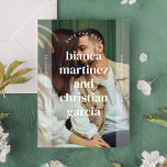 Elegantes typografisches Foto Save The Date<br><div class="desc">Dieses Save the Date Design zeichnet sich durch ein volles Foto mit weißen,  transparenten Overlays an den Seiten und stilvolle moderne Typografie aus. Fügen Sie der Rückseite ein zusätzliches Foto für eine besondere Touch hinzu.</div>