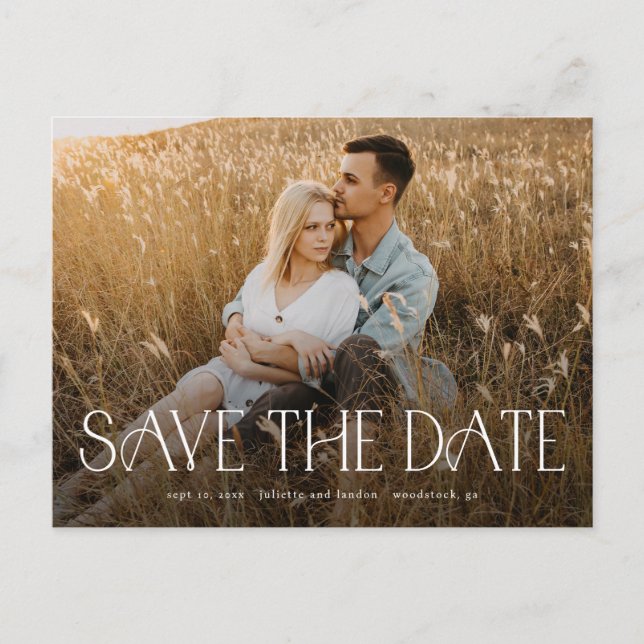 Elegantes Typografy Wedding Foto Save the Date Ankündigungspostkarte (Vorderseite)
