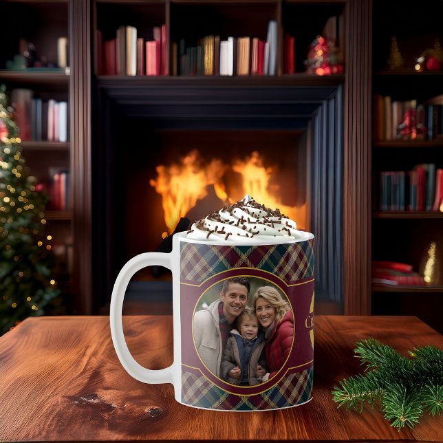 Elegantes Urlaubsfoto Karo-Monogramm-Name Kaffeetasse (Rustic Elegance Christmas Holiday Winter Photo Plaid Monogram and Name Coffee Mug (front view))