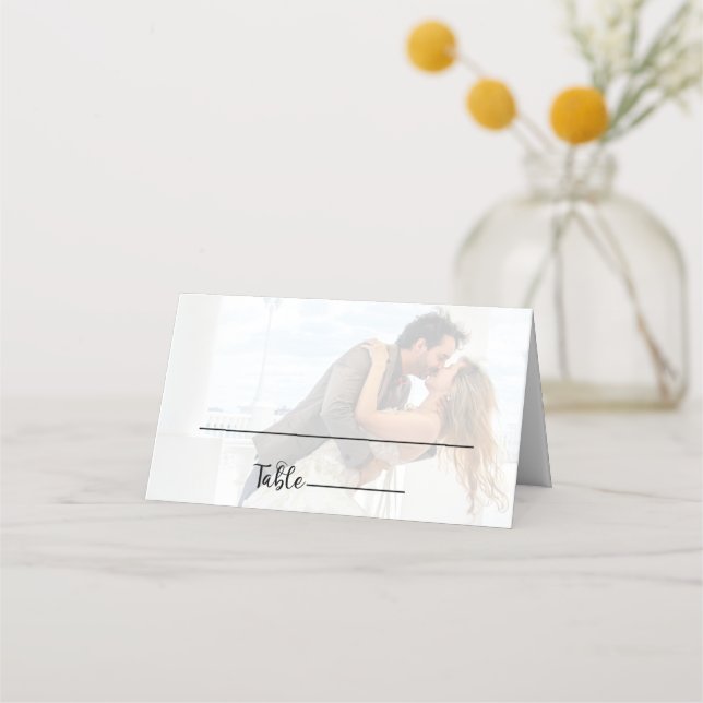 Elegantes Vellum Black & White Overlay Foto Hochze Platzkarte (Vorderseite)