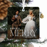 Elegantes Verheiratet & Merry Newly Weds Foto Keep Ornament Aus Metall<br><div class="desc">Erinnern Sie sich an Ihre Ehe dieses Jahr mit diesem einfachen Sake voller Foto-Weihnachtsschmuck. Mit einem Foto der Neuvermählten,  den Text "VERHEIRATET & MERRY" in eleganter weißer Typografie,  Namen/s der Braut und des Bräutigams und des Jahres.</div>