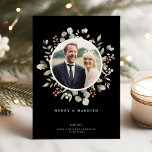 Elegantes, Verheiratetes botanisches Black One Fot Feiertagskarte<br><div class="desc">Diese elegante und festliche Urlaubskarte bietet einen wunderschönen Aquarell mit Heiligen, Eukalyptus und Beeren auf einem schicken schwarzen Hintergrund. Das ausgeschnittene Foto ist rund. Der bearbeitbare Gruß auf der Vorderseite sagt "MERRY & VERHEIRATET". Die Rückseite der Karte ist dieselbe schwarze Hintergrundfarbe. Sie können auch ein anderes Foto und/oder einen zusätzlichen...</div>