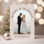Elegantes Verheiratetes und fröhliches Foto Weihna Feiertagskarte<br><div class="desc">Elegante helle taupe Hochzeitsankündigung Weihnachtskarte für Neuvermählte mit Ihrem Foto in einem Bogen-Rahmen,  "Merry & Verheiratet" in klassischer Serifentypografie,  und Ihren Urlaub Gruß,  Namen und das Jahr in schlichter moderner Typografie.</div>