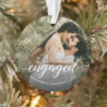 Elegantes Verlobtes First Christmas Custom Foto Ornament<br><div class="desc">Feiern Sie die Freude Ihrer Verlobung mit diesem eleganten "Verlobten" Ersten Weihnachtsschmuck. Inspiriert durch einen raffinierten, minimalistischen Stil, ermöglicht dieses Design Ihnen, ein wunderschönes Foto der Verlobung neben individuellen Details wie Ihren Namen und Verlobung Jahr. Das Ornament enthält einen eleganten Skripttext für das Wort "Verlobt", der einen zeitlosen Sake kreiert,...</div>
