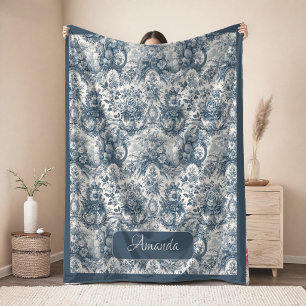 Elegantes vintage blaues Toile-de-Jouy-Monogramm Fleecedecke