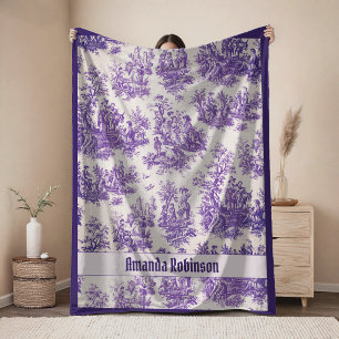 Elegantes vintage lila Toile de Jouy Monogramm Fleecedecke
