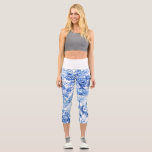 Elegantes Vintages Blau und Weiße Chinoiserie Capri Leggings<br><div class="desc">Historisches elegantes,  blau-weiße Chinoiserie Muster restauriert aus dem 18. Jahrhundert Textilien mit exotischen Flora,  Pagoden und Männer,  die in gemeinsamen Mahlzeiten und Pfeifen verlobt.</div>