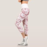 Elegantes Vintages, französisches Gravur-Toile-Ros Capri Leggings<br><div class="desc">Elegantes und verziertes Vintages Jouy-Muster in Rosa und Weiß mit exotischen Blume,  Weinreben und Blättern,  verwoben mit Garland und Körben von Rose. Dieses Muster wurde um 1910 in der Smithsonian-Sammlung aus einem historischen französischen Textilfragment adaptiert. Muster sind hoch,  können aber nicht gekachelt werden.</div>