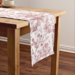 Elegantes Vintages, französisches Gravur-Toile-Ros Großer Tischläufer<br><div class="desc">Elegantes und verziertes Vintages Jouy-Muster in Rosa und Weiß mit exotischen Blume,  Weinreben und Blättern,  verwoben mit Garland und Körben von Rose. Dieses Muster wurde um 1910 in der Smithsonian-Sammlung aus einem historischen französischen Textilfragment adaptiert.</div>