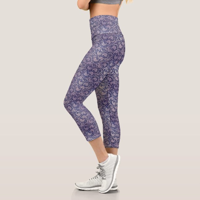 Elegantes, Vintages Lila Damask-Muster Capri Leggings (Links)