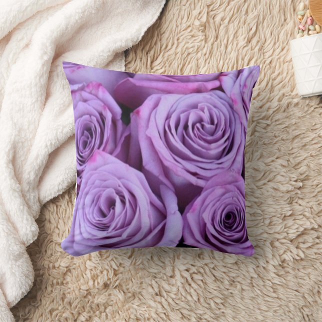 Elegantes Vintages Lila Rose Bouquet Throw Kissen (Von Creator hochgeladen)