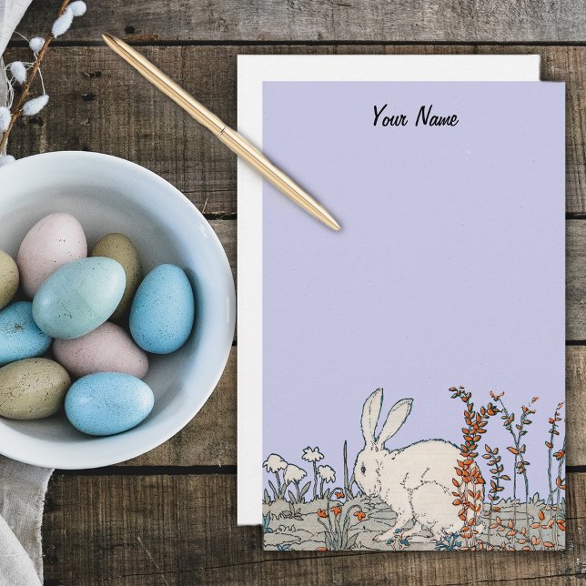 Elegantes Vintages Weißes Kaninchen Briefpapier (White fluffy rabbit sitting on ground surrounded by flowers on light blue stationery.)