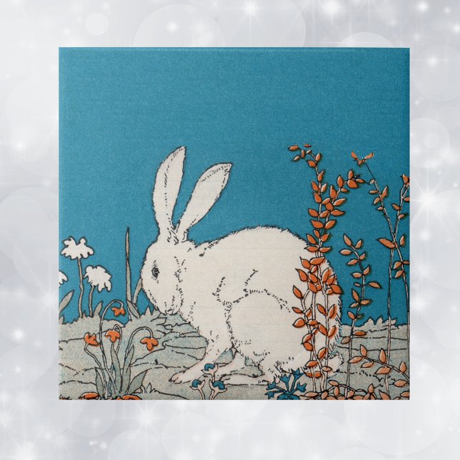 Elegantes Vintages Weißes Kaninchen Fliese (Fluffy white bunny sitiing in orange and white flowers on blue decorative ceramic tile.)