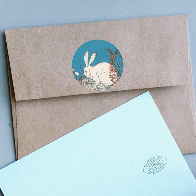 Elegantes Vintages Weißes Kaninchen Runder Aufkleber (Fluffy white bunny sitting in orange and white flowers on blue paper sticker.)