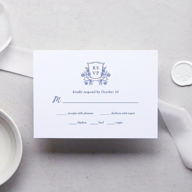 Elegantes Wappen | Blaue und weiße Hochzeitsmahlze RSVP Karte (Von Creator hochgeladen)