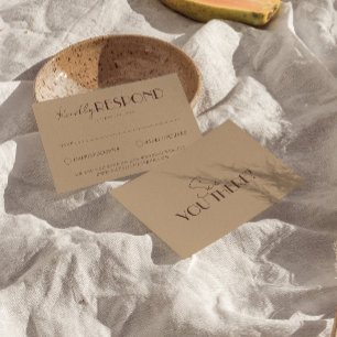 Elegantes Warmbeige Old Money Luxushochzeit RSVP Karte