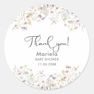 Elegantes Watercolor Baby in blühenden Wildblumen  Runder Aufkleber