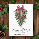 Elegantes Watercolor Pines Calligrafy Script Feiertagspostkarte<br><div class="desc">Moderne Elegante Kalligraphie Tinte Aquarellfarben Pines Winter Greenery mit Burgundy Red Ribbon Bow Weihnachtsschmuck,  Pine Cones und Holly Berries Happy Holidays Postcard</div>
