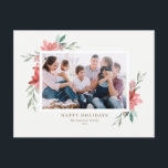 Elegantes Watercolor Rote Winter Blume Foto Feiertagspostkarte<br><div class="desc">Gute Ferien! Senden Sie Urlaubswünsche und Grüße mit dieser Vintagen und eleganten Urlaubskarte. Es zeigt Aquarellbilder von roter Poinsettia mit Grünpflanzen. Personalisieren Sie diese Blumenkarte,  indem Sie Ihr Lieblings-Foto,  Gruß,  Namen und andere Details hinzufügen. Die Texte sind vollständig editierbar. Erhältlich als Flachkarte,  gefaltete Karte und Postkarte.</div>