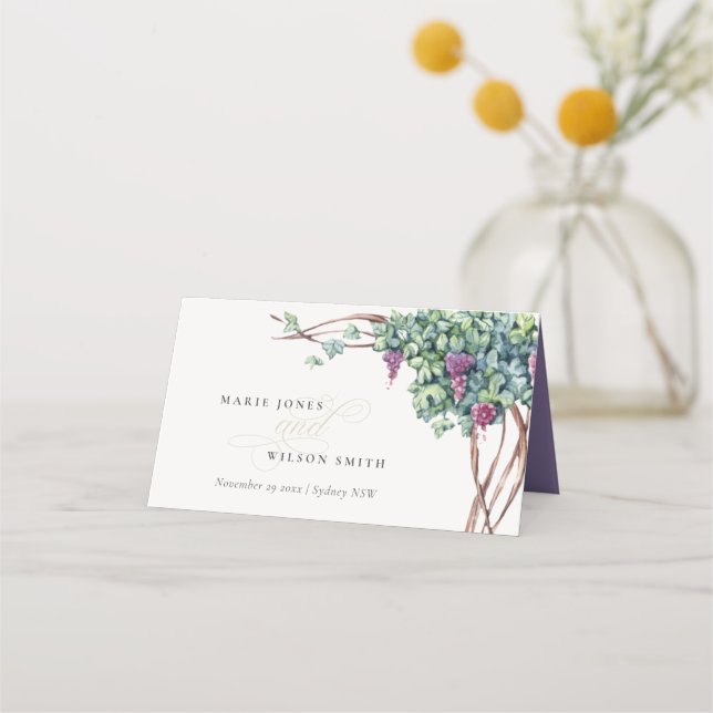 Elegantes Watercolor Script Grapevine Wedding Platzkarte (Vorderseite)