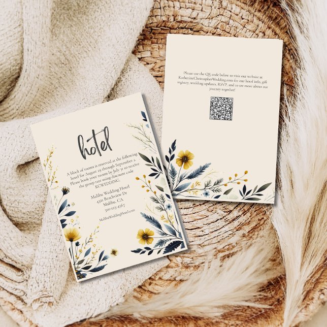 Elegantes Watercolor Wildblumen Wedding Hotel Beig Begleitkarte (Elegant Wildflowers Wedding Hotel Enclosure Card with Blue Yellow Watercolor Flowers, QR Code.)