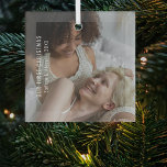 Elegantes Weihnachts-Foto Ornament Aus Glas<br><div class="desc">Feiern Sie Ihr erstes Weihnachtsfest zusammen mit einer eleganten personalisierten Weihnachtsbaumdekoration! Dieses wunderschöne Ornament besticht durch Ihr Lieblings-Foto und Ihren eigenen Text, personalisiert mit Ihren Namen und dem besonderen Jahr. Geben Sie Ihrem Mantle eine personalisierte Touch mit einer einzigartigen und aussagekräftigen Dekoration, die als Erinnerung der Liebe, die Sie teilen,...</div>
