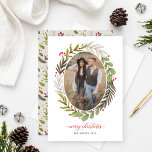 Elegantes Weihnachtsgebirge Watercolor Grüne Oval  Feiertagskarte<br><div class="desc">"Frohe Weihnachten" ist die Urlaubskarte mit einem Blumengarten-Blätter und Beeren-Design, das ein ovales Foto umrahmt. Enthält moderne, elegante rote Schriftzeichen, in denen Text und benutzerdefinierter Text auf der Vorder- und Rückseite der Karte personalisiert werden können. Ein quadratischer Bonus-Platz im Foto und die Koordination der Blumenmuster ziehen die Kartenrückseite hoch. Das...</div>