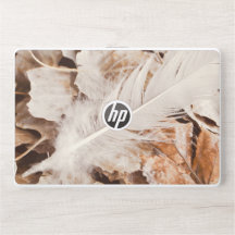 Elegantes Weiß Feather auf Golden Fallen Blätter