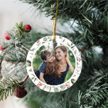 Elegantes Weiß Winter Greenery Kranz 1 Foto Keramik Ornament<br><div class="desc">Dieses elegante und festliche Foto-Urlaubsornament besticht durch einen wunderschönen Aquarellkranz aus Heiligen,  Eukalyptusbäumen und Beeren auf einem klassisch-weißen Hintergrund. Das ausgeschnittene Foto ist rund. Der editierbare Gruß auf der Rückseite sagt "Frohe Weihnachten" mit Ihrer eigenen personalisierten Botschaft. Diese wunderschönen Urlaubsornamente sind ein fabelhaftes Geschenk für Familie und Freunde.</div>