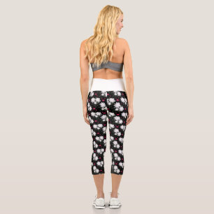 Elegantes weißes Blumenmuster auf schwarzem Hinter Capri Leggings