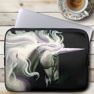 Elegantes weißes Einhorn mit fließender Mähne, lil Laptopschutzhülle