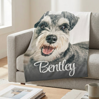 Elegantes weißes Haustierporträt mit personalisier Fleecedecke