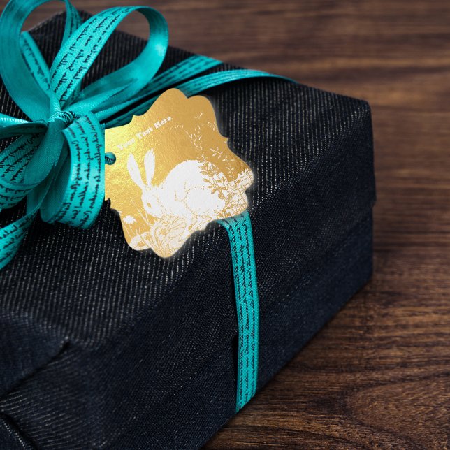 Elegantes weißes Kaninchen in Blume Gold Geschenkanhänger (White bunny on gold foil hanging gift tag.)