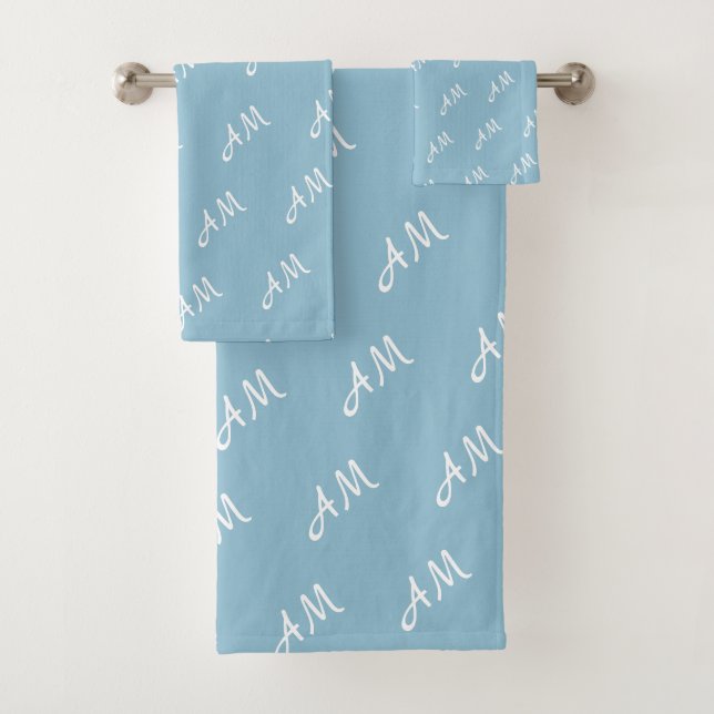 Elegantes weißes Monogramm auf hellblau Badhandtuch Set (Insitu)