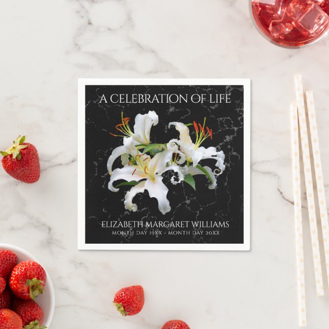 Elegantes Weißes Orientales Lilies Feiern des Lebe Serviette (Beispiel)