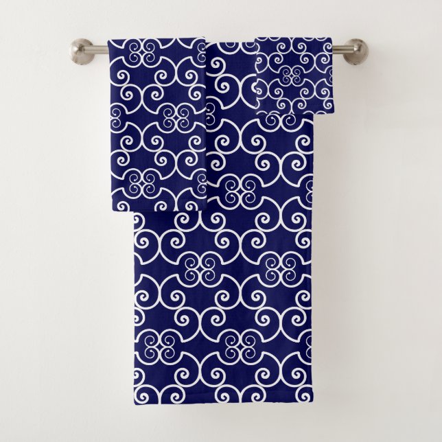 Elegantes weißes Spiraldesign auf marineblau Badhandtuch Set (Insitu)