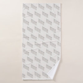 Elegantes weißes und goldenes Besteck diagonal ang Badehandtuch