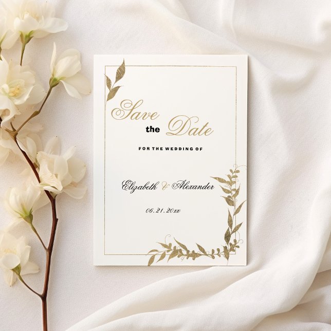 Elegantes weißes und goldfarbenes Blattwerk Save t Einladung (Elegant white and gold foliage Save the Date)