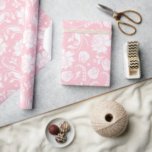 Elegantes weißes und hellrosa florales Damastmuste Geschenkpapier