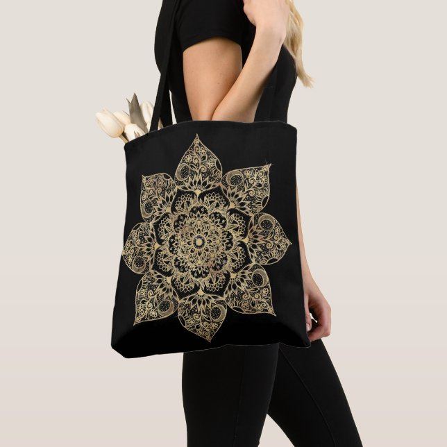 Elegantes Weißgold Mandala Blumenmuster (Von Nahem)