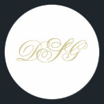 Elegantes White and Gold Monogram Runder Aufkleber<br><div class="desc">Personalisieren Sie diesen goldenen monogramm Aufkleber,  um Ihre Hochzeit zu betonen lädt und danke Ihnen Notizen. Koordiniert mit unserer eleganten White & Gold Monogram Hochzeitssuite,  entworfen von der Künstlerin Susan Coffey.</div>