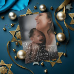 Elegantes White Hand Lettered Happy Hanukkah Foto Feiertagskarte<br><div class="desc">Handgeschriebener "Happy Hanukkah" über Foto mit optionalem gemusterten Backer mit Text. Fügen Sie auf Wunsch Ihr eigenes Foto auf die Rückseite.</div>