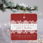 Elegantes White Lace Baby's First Christmas Foto Keramikornament<br><div class="desc">Minimal und elegant, einfach das erste Weihnachtsgebäck und das erste Foto der Geburt Stats bewahren Foto-Ornament. Das Design besticht durch ein elegantes Imitat mit weißem Spitzen-Design. Passen Sie den Namen, das Datum, die Uhrzeit und die Geburtsdaten Ihres Babys an und fügen Sie das Foto Ihres Babys auf die Rückseite des...</div>